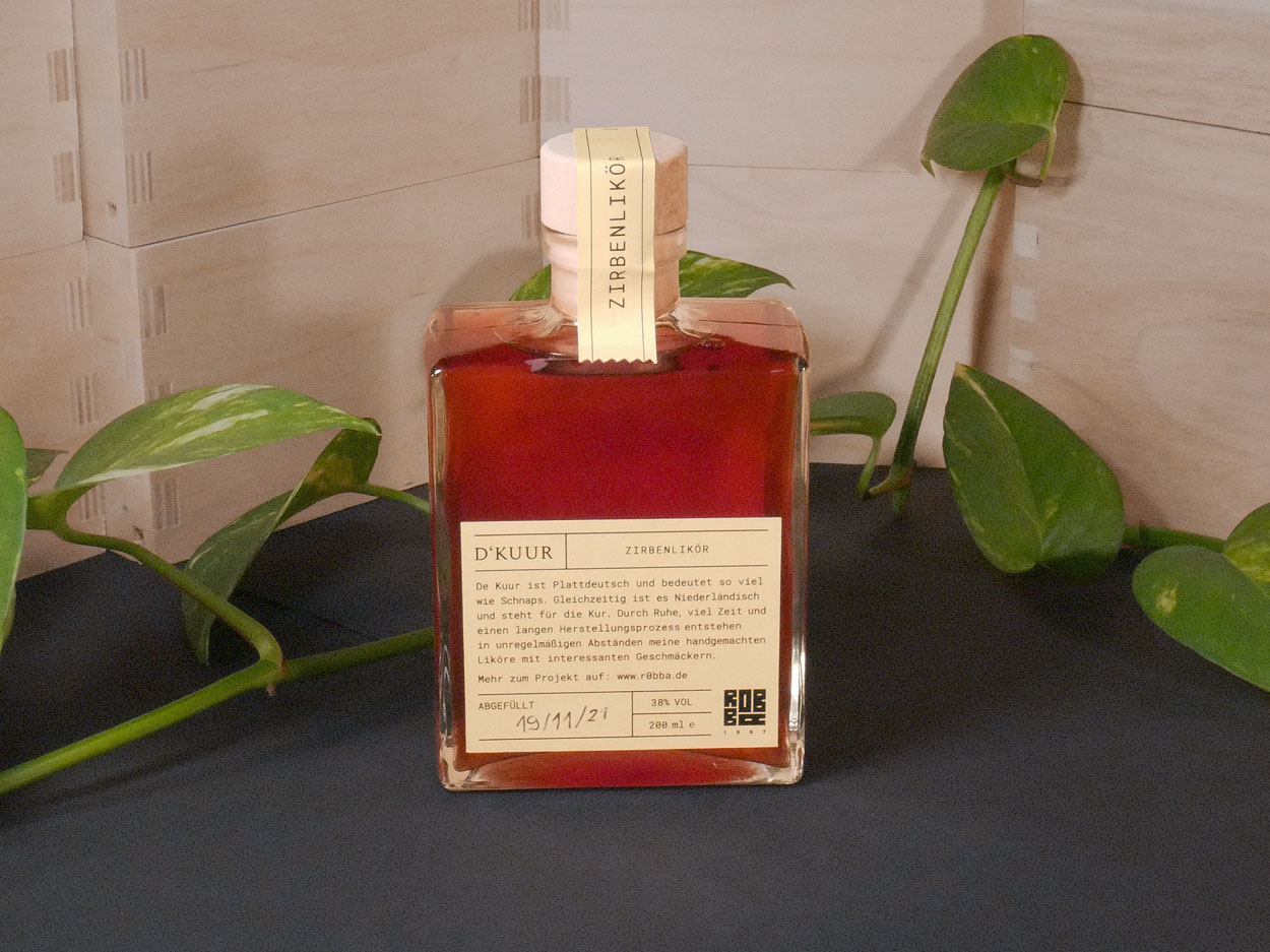 D’KUUR Zirbenlikör Flasche von Hinten