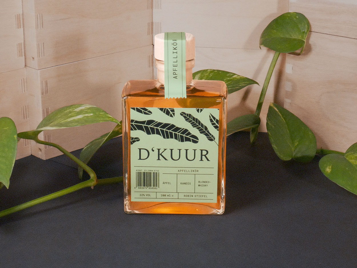 D’KUUR Apfellikör Flasche von Vorne