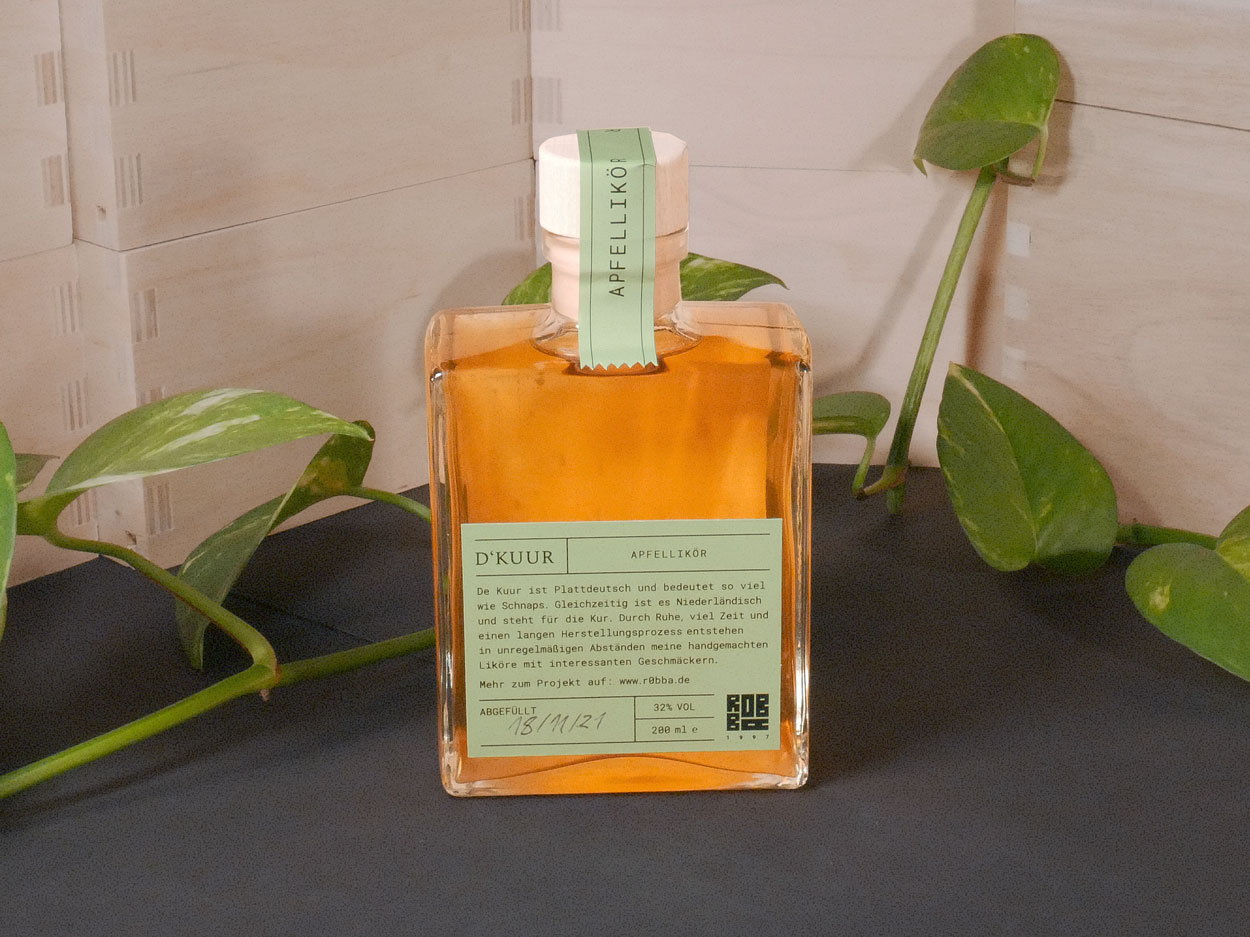 D’KUUR Apfellikör Flasche von Hinten