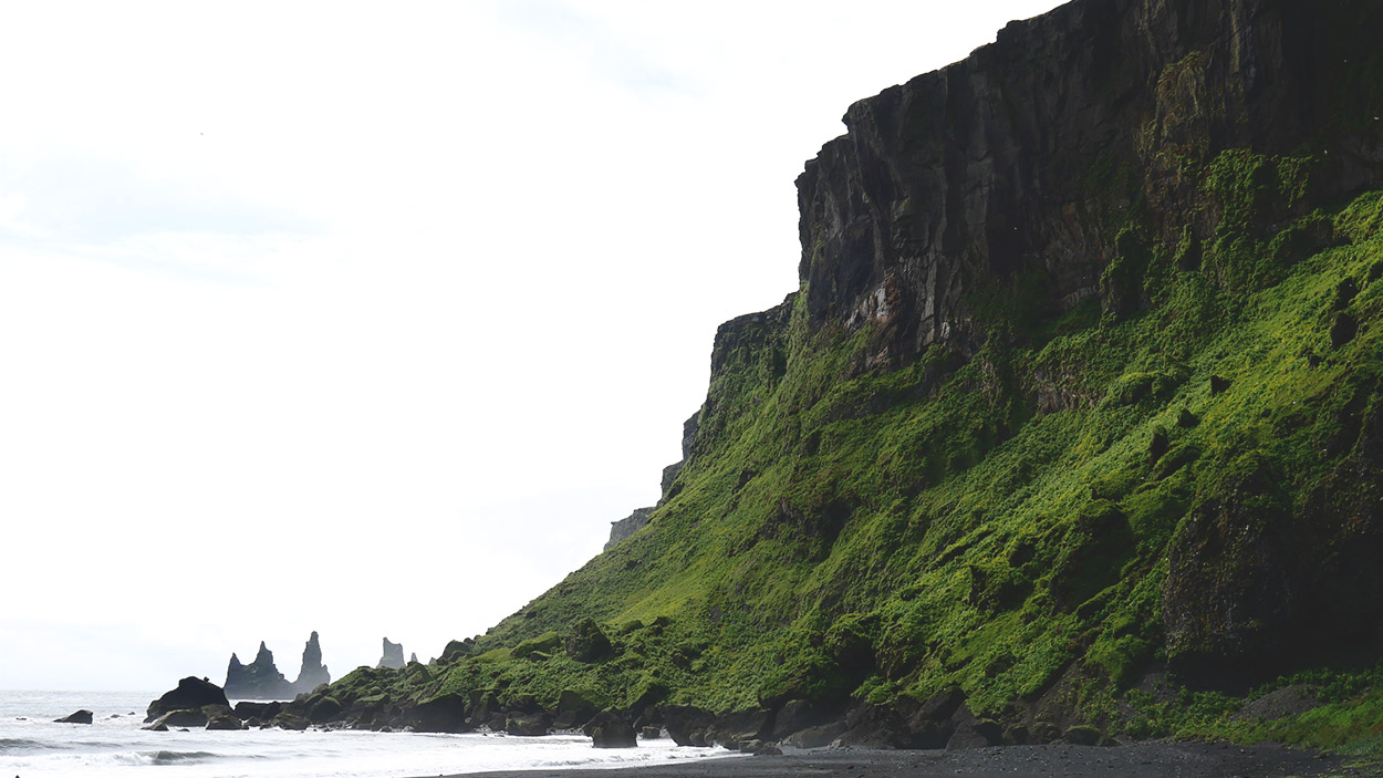 Reynisdrangar und black sand beach in Vík