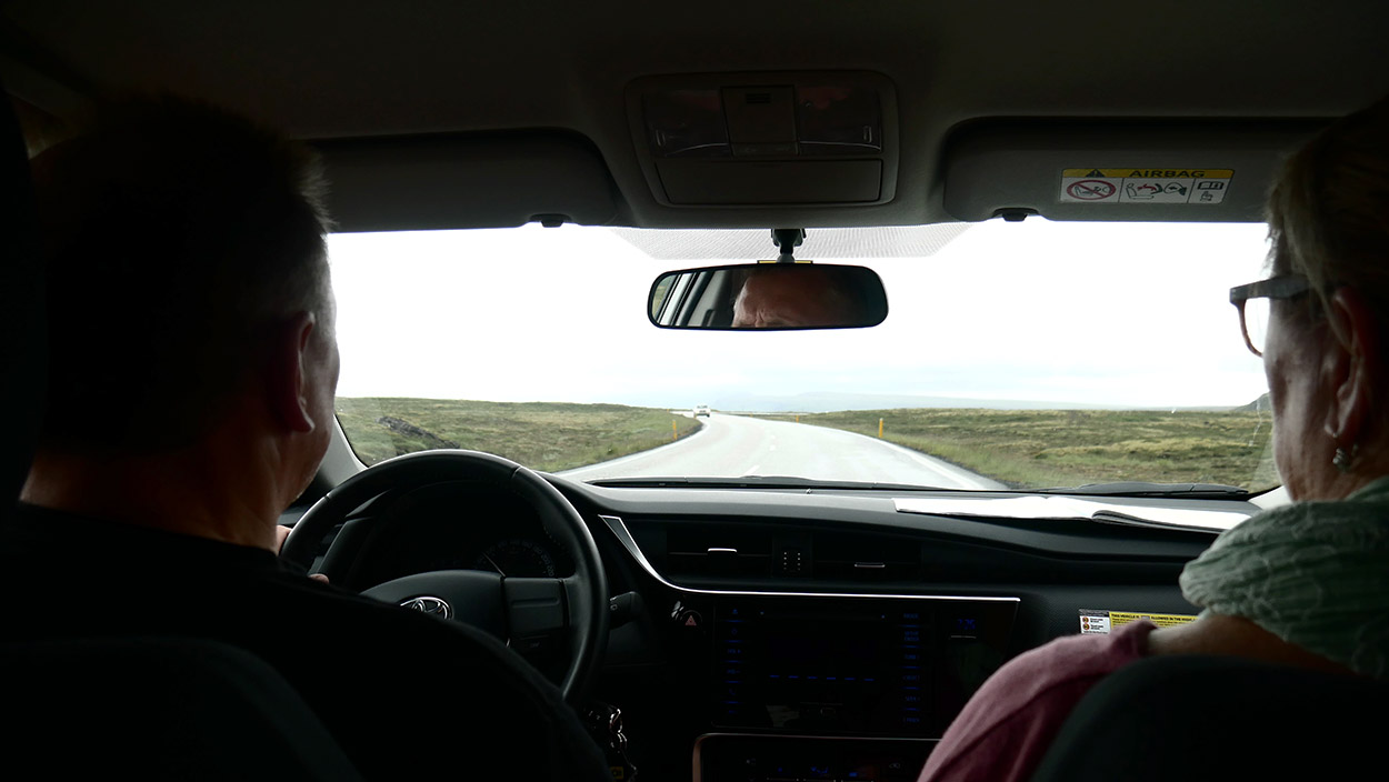 Blick aus Frontscheibe eines Autos auf die Landschaft