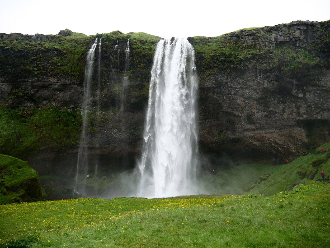 Großer Wasserfall, der Seljalandsfoss in Island