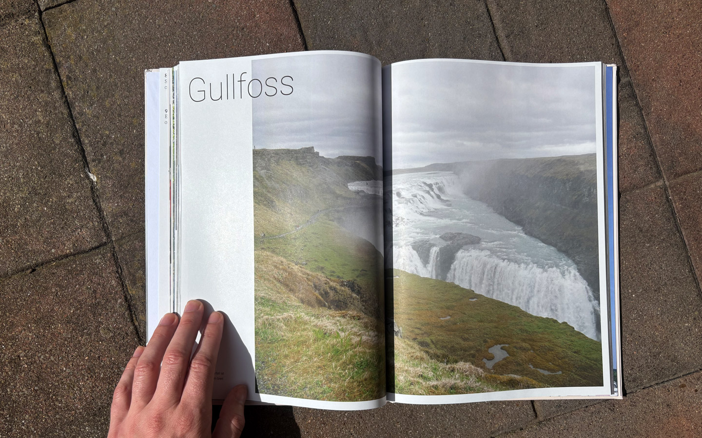 Großes Bild über zwei Seiten im echten Buch