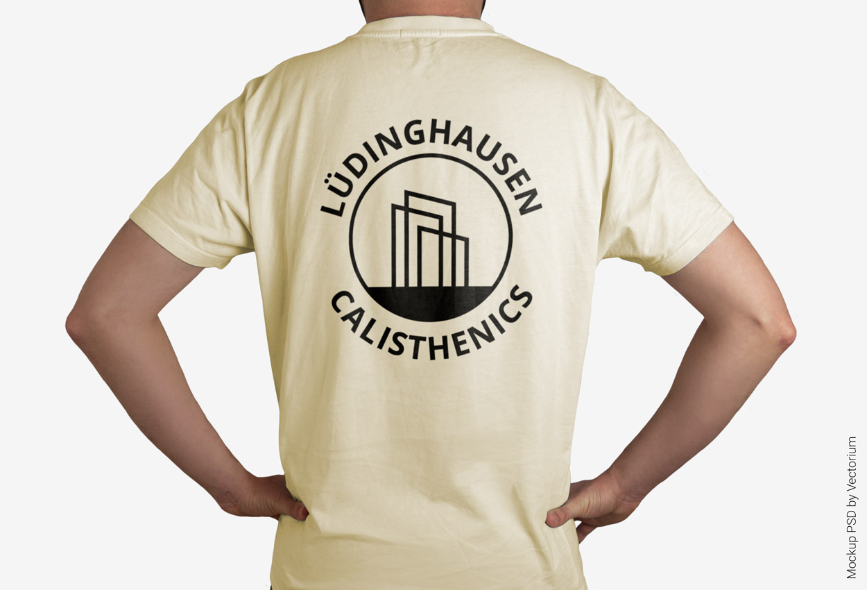 Gedrucktes Logo auf dem Rücken eines T-Shirts